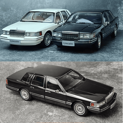 1/18 scale Lincoln TOWN CAR die-cast model