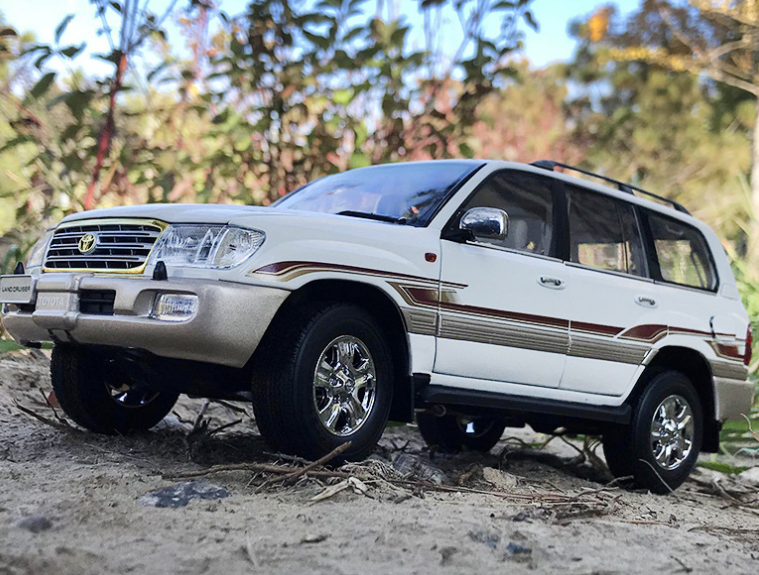 1/18 Scale Land Cruiser LC100 SUV Diecast Model Cars